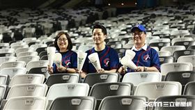 ▲台北市長蔣萬安視察台北大巨蛋，親自試坐看台座椅。（圖／記者劉彥池攝影）