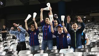 開箱大巨蛋！蔣萬安化身棒球投手秀球技