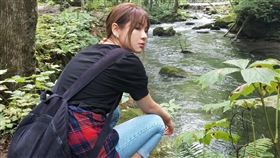 陳沂故意送黑菊花給鄭家純的委任律師，紙卡寫著：「陳克譽律師，謝謝自己人助攻」遭拒收。（圖／翻攝自陳沂臉書）