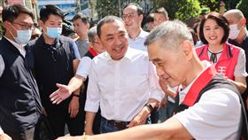 侯友宜：全民調或初選已來不及  擬進入政黨協商藍白合陷僵局，國民黨總統參選人侯友宜（前中）26日到台北文昌宮參拜時表示，以民眾黨總統參選人柯文哲訂10月底前決定最強參選人來說，不管是民主初選或全民調都來不及，如果來不及就要進入政黨協商；總統與立委選舉是一起的，如果選舉不合作，就沒有所謂聯合內閣。中央社記者裴禛攝  112年10月26日