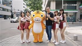 不是空服員！　航空公司攜手啦啦隊推2024桌曆