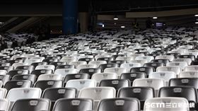 ▲台北大巨蛋開箱，座椅顏色有「吃球」疑慮。（圖／記者劉彥池攝影）