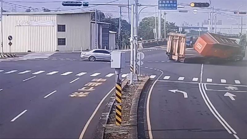 拖板車過彎「甩飛」碎木機　重砸路面側翻