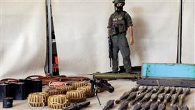 以色列展示哈瑪斯攻擊武器（圖／路透社／達志影像）