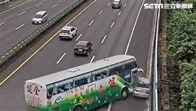 雲林國道4死22傷，遊覽車撞擊中央護欄畫面。（圖／翻攝畫面）