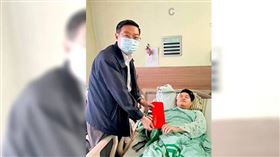 台西分局警員林俞宏在雲林警匪槍戰中受傷，雲林縣警局長林故廷前往醫院慰問。（圖／翻攝畫面）