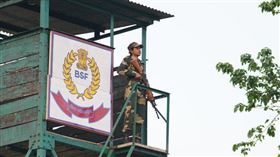 無人機入侵！印度軍隊向「巴基斯坦」邊境開火（圖／@BSF_India推特）