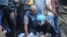 半島電視台記者達杜赫，直播到一半得知妻女遭空襲死亡，悲傷趕往醫院認屍。（圖／美聯社／達志影像）