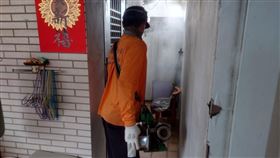 新北市政府持續針對個案住家戶內外及住家周圍半徑50公尺逐戶入內孳清噴消。（圖／新北衛生局提供）