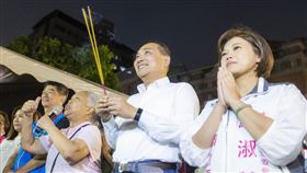 侯友宜今（27）日傍晚和立委參選人游淑慧一同參拜台北霞海城隍廟，接著前往寧夏夜市。（圖／侯辦提供）