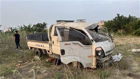 小貨車駕駛行駛南170線道「疑不熟悉路況」自撞命危送醫。（圖／翻攝畫面）