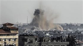 以色列持續轟炸加薩走廊。圖為以色列10/25空襲加薩走廊南部拉法市後冒出濃煙。（圖／美聯社／達志影像）