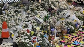 在日常中遭遇悲劇 梨泰院事件後的自癒之路（1）梨泰院踩踏事件臨近路口放滿致哀鮮花與零食、燒酒等祭祀品，還有一張印著「孩子們對不起」的紙條。中央社記者廖禹揚首爾攝 111年11月6日