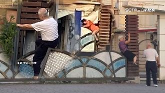 阿公阿嬤抄捷徑　懶得多走路攀爬校園鐵門