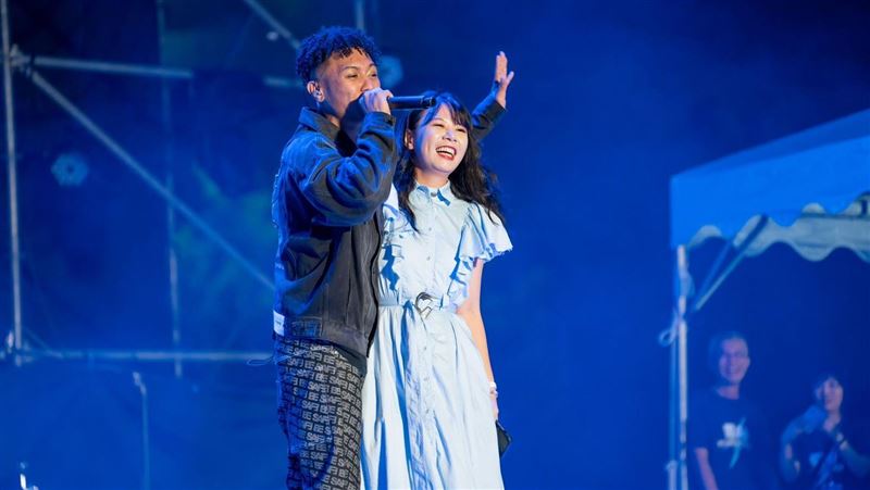 潮州土狗有女友？雲林演出台上激擁「她」