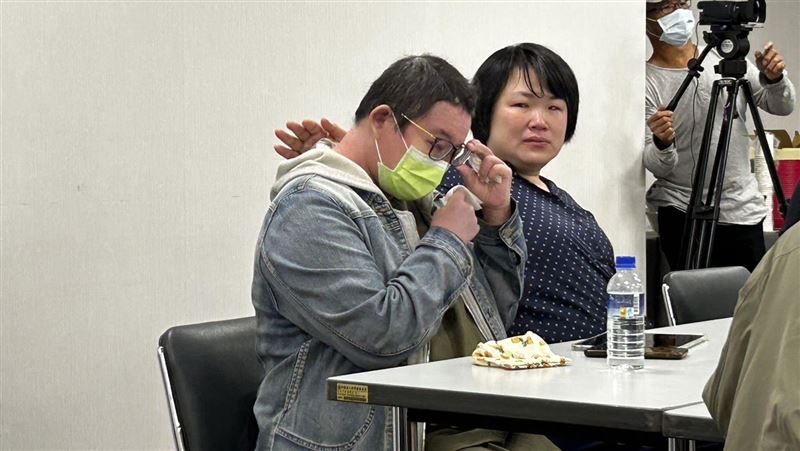 醫喊沒救了！她乾癬「全身紅皮」痛哭失聲