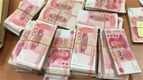 桃園機場海關又查獲旅客攜帶超額外幣未申報案，一名70多歲林秋姓老婦人，昨天晚上搭乘華航班機從香港返台，因通關時走綠線櫃台遭海關攔查，當場從老婦人的隨身行李中查獲超額未申報人民幣40萬8700元，海關依規定發還旅客限額最高2萬人民幣，剩餘人民幣38萬8700元則暫時扣押代處，若旅客無異議的話將另行寄送處分書依法沒入。