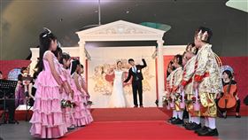 中鋼1028舉辦集團結婚活動，67對幸福佳偶依序進場。（圖／中鋼提供）