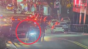 通緝男子假意配合警員盤查，卻突然轉頭落跑，雙方當街展開追逐。（圖／翻攝畫面）