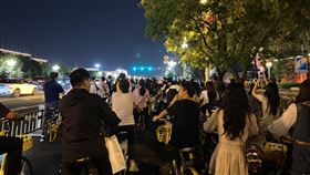 北京青年瘋騎自行車  治療精神內耗不花大錢防疫正常化後，北京騎單車的人變多了，尤其傍晚時分，年輕人結伴騎行天安門前的長安街路線，以此治療「精神內耗」，讓負面情緒可以舒緩，且不用花大錢。中央社記者呂佳蓉北京攝  112年10月4日