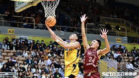 ▲T1開幕戰，新北中信特攻魏嘉豪上籃被犯規進算加罰。（圖／記者劉彥池攝影）