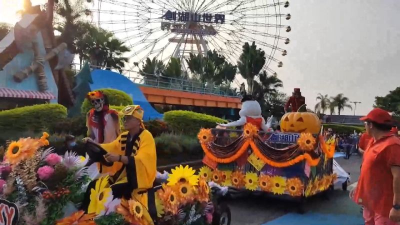 萬聖節遊樂園也搞怪！家長小朋友精心裝扮