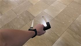 網友一路拖著行李箱抵達飯店，結果一低頭才發現只剩下把手。（圖／翻攝自推特）