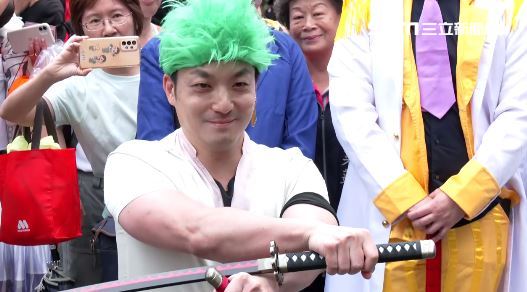 蔣萬安萬聖節「一頭綠髮」現身竟是因為他