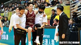 ▲T1開幕戰，台鋼獵鷹後衛谷毛唯嘉受傷被抬下場。（圖／記者劉彥池攝影）