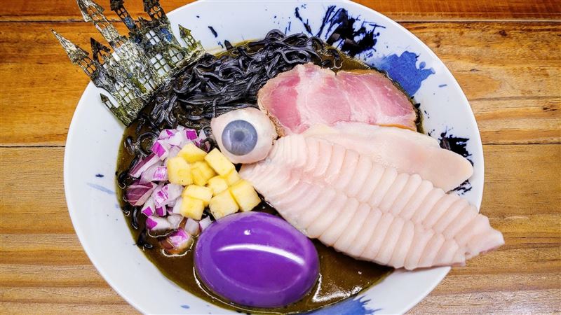 繼大王巨足蟲後…拉麵店新品驚見Q彈眼珠