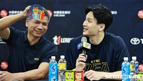 ▲中信特攻球員謝亞軒30日過25歲生日，總教練李逸驊隨手送他麥香紅茶讓他笑了。（圖／記者劉彥池攝影）