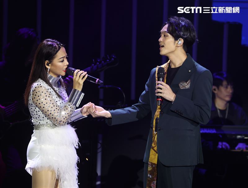 SAYA張惠春演唱會與郭忠祐牽手合唱〈你最珍貴〉。（圖／記者邱榮吉攝影）