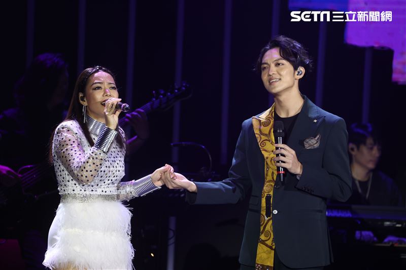 SAYA張惠春演唱會與郭忠祐牽手合唱〈你最珍貴〉。（圖／記者邱榮吉攝影）