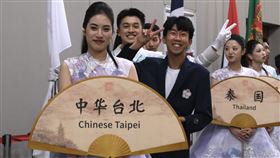 羽球銅牌方振宇擔任台灣代表團亞帕運閉幕式掌旗官。（圖／體育署提供）