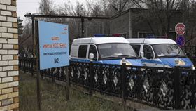 哈薩克礦場失火釀32死，圖為救護車停在礦場前。（圖／美聯社／達志影像）