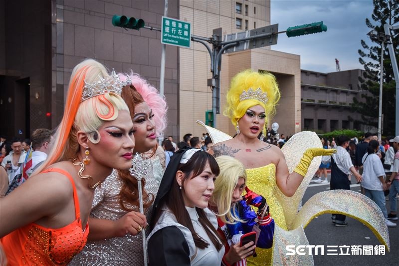 台灣同志大遊行吸引不少國外多元性別人士盛裝參與，有如國際派對。(圖／記者陳弋攝影)
