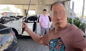 違停還囂張打人！BMW男掏甩棍痛打重機男(圖/翻攝畫面)