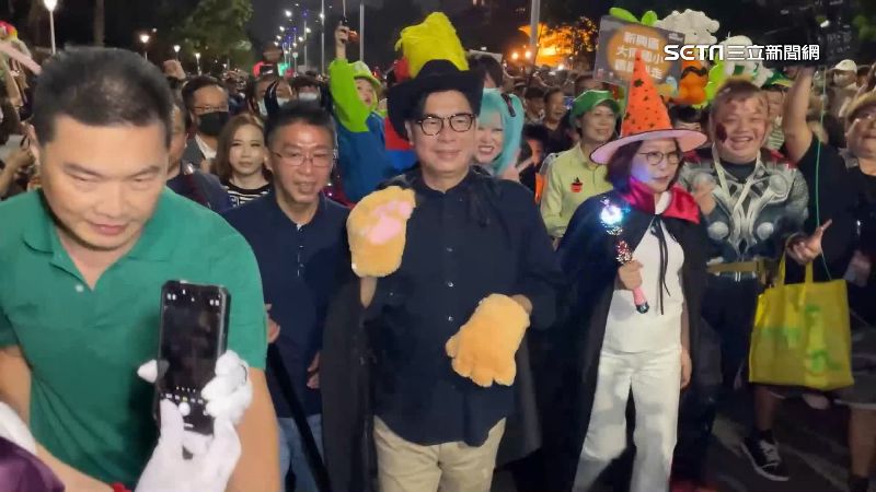 萬聖節遊行！陳其邁「鞋貓劍客」俏皮揮手