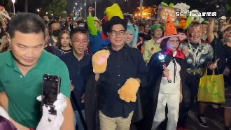 萬聖節遊行！陳其邁「鞋貓劍客」俏皮揮手