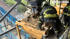 台中清水某砂石公司工人遭砂土掩埋，救出時無呼吸心跳。（圖／民眾提供）