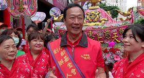 郭台銘出席板橋慈惠宮「北台灣媽祖文化節」巡安會香祈福活動。