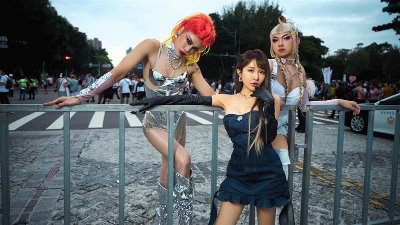 張若凡力挺同志遊行　辣裸春光尬變裝皇后