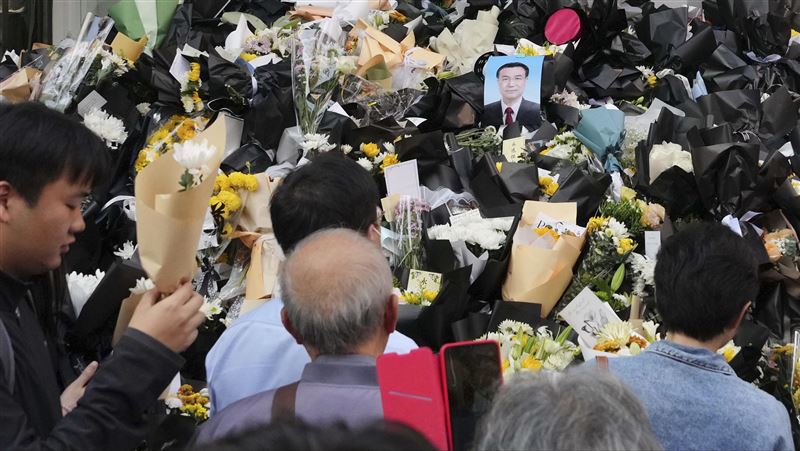 悼念李克強活動外溢　民眾暴哭喊一路走好