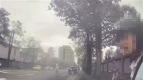 男子不耐等待朝總統車隊出中指被警攔查。（圖／翻攝畫面）