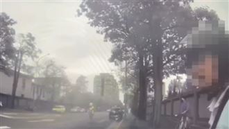 對蔡英文車隊比中指　男騎士遭警攔下