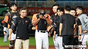 ▲中華職棒34年季後挑戰賽，統一獅先發投手克維斯被強襲球擊中頭部退場。（圖／記者劉彥池攝影）