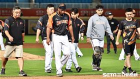 ▲中華職棒34年季後挑戰賽，統一獅先發投手克維斯被強襲球擊中頭部退場。（圖／記者劉彥池攝影）