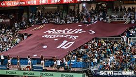 ▲中華職棒34年季後挑戰賽，樂天女孩帶領球迷應援，看台拉起超大件10號隊友球衣。（圖／記者劉彥池攝影）