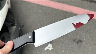 扮殺人魔太逼真　衰男拿刀街頭晃遭警盤查