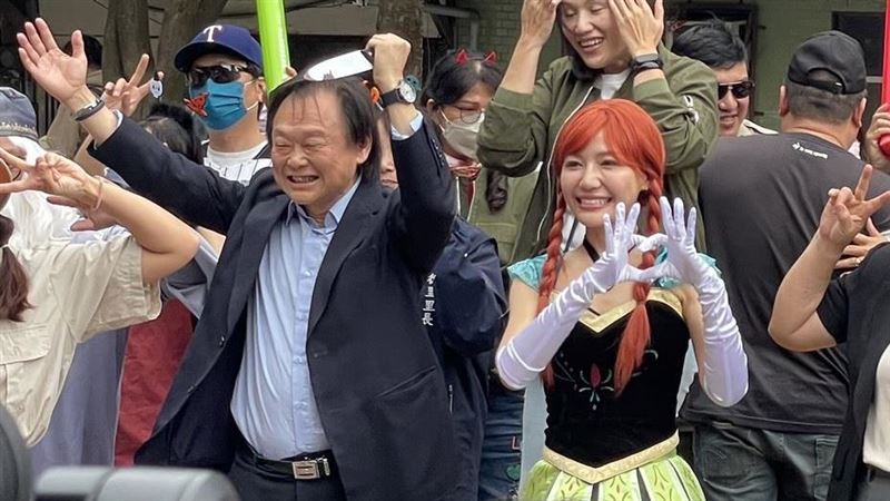 吳沛憶辦萬聖遊行　王世堅扮「恰吉」現身